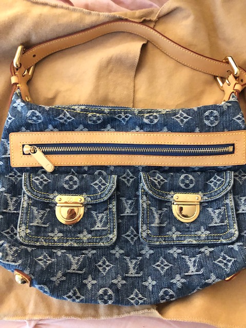 The Louis Vuitton denim Baggy is currently my FAVE summer bag. Looking
